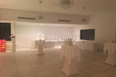 Miniature Location salle Marseille 11 (Bouches-du-Rhône) - La Bastide de la Salette #12 Bâtiment en pierre de style méditerranéen entouré d'arbres, avec une terrasse et une pelouse au premier plan.