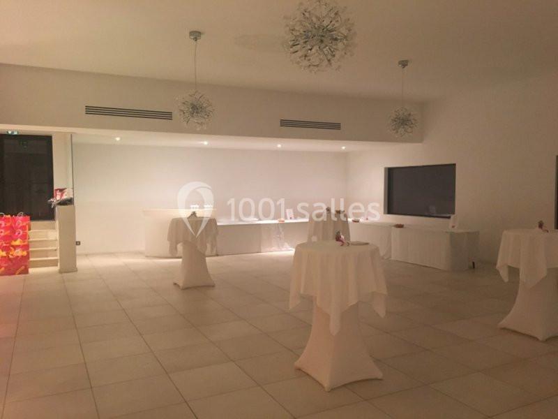 Location salle Marseille 11 (Bouches-du-Rhône) - La Bastide de la Salette #12 Salle lumineuse avec tables hautes drapées de blanc, décor minimaliste et éclairage suspendu moderne.