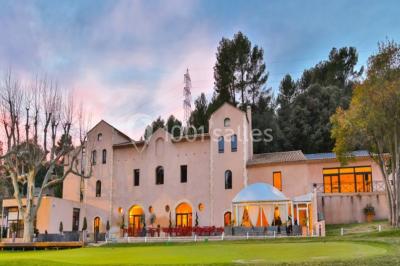 Miniature Location salle Marseille 11 (Bouches-du-Rhône) - La Bastide de la Salette #13 Bâtiment en pierre de style méditerranéen entouré d'arbres, avec une terrasse et une pelouse au premier plan.