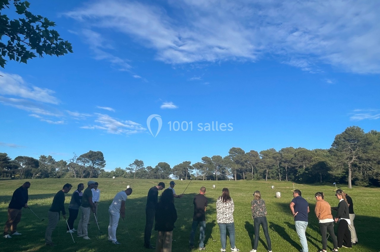 Location salle Marseille 11 (Bouches-du-Rhône) - La Bastide de la Salette #11 Un groupe de personnes se tient sur une pelouse sous un ciel bleu, observant ou participant à une activité en plein air.