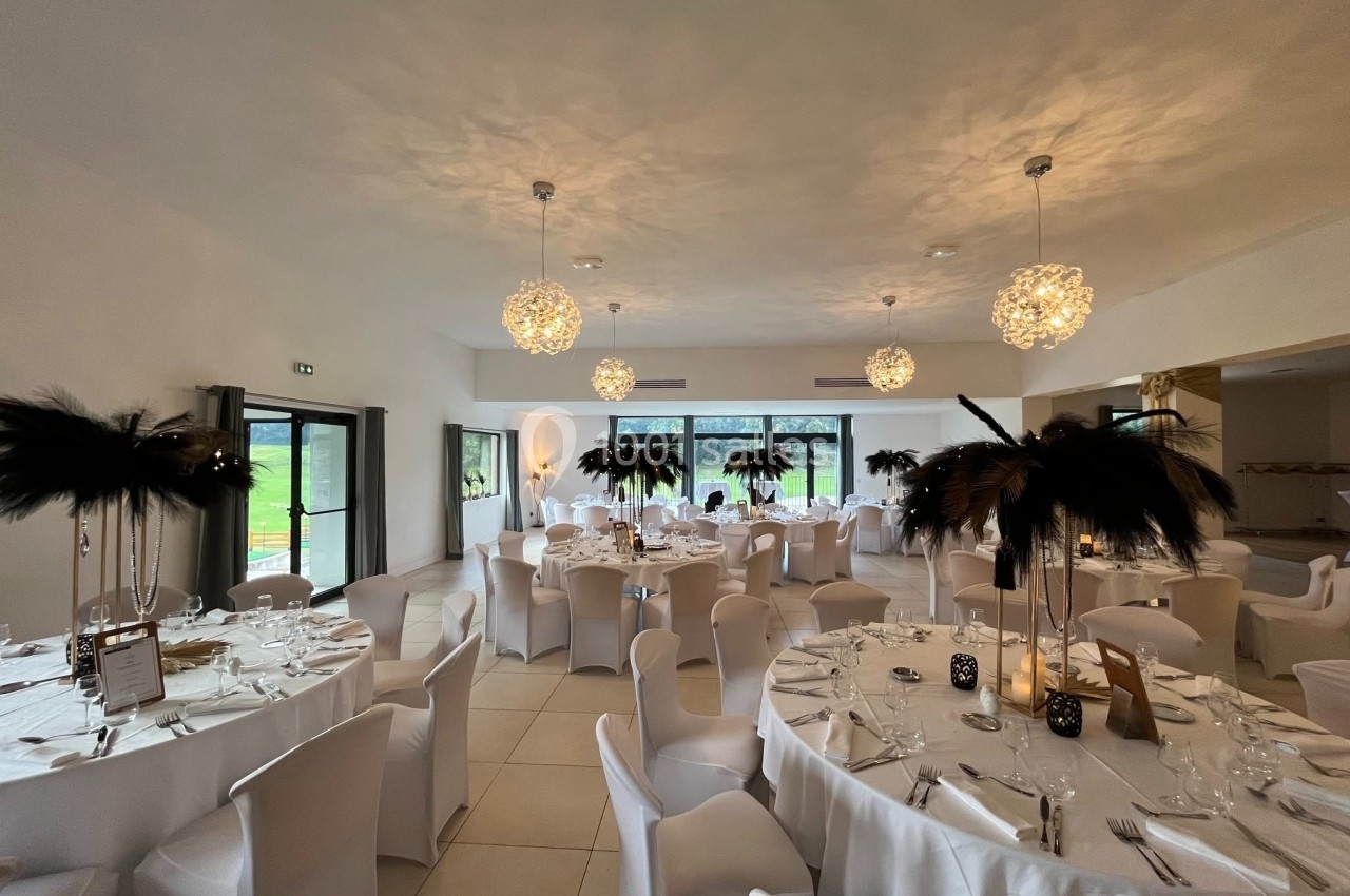 Location salle Marseille 11 (Bouches-du-Rhône) - La Bastide de la Salette #13 Salle de réception élégamment décorée avec des tables rondes, nappes blanches et centres de table à plumes noires.