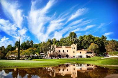 Miniature Location salle Marseille 11 (Bouches-du-Rhône) - La Bastide de la Salette #2 Bâtiment en pierre de style méditerranéen entouré d'arbres, avec une terrasse et une pelouse au premier plan.