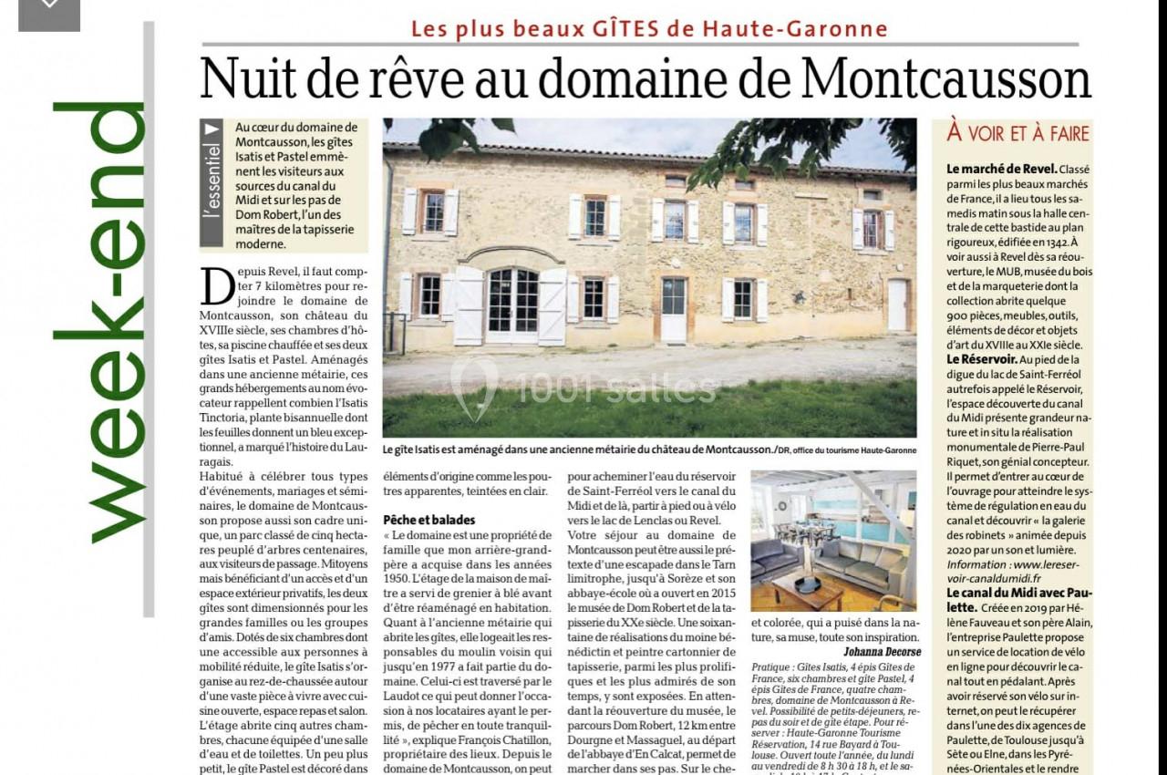 Une maison en pierre avec des volets bleus entourée d'un jardin, illustrant un article sur un gîte en Haute-Garonne.