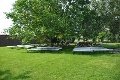 Miniature Location salle Péruwelz (Hainaut) - La Ferme de Bouchegnies #23 Salle de réception en briques avec tables rondes dressées, nappes blanches et décoration de mariage.