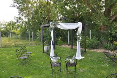 Miniature Location salle Péruwelz (Hainaut) - La Ferme de Bouchegnies #25 Salle de réception en briques avec tables rondes dressées, nappes blanches et décoration de mariage.