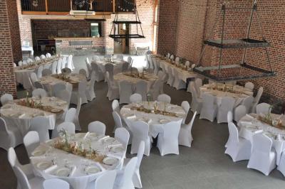 Miniature Location salle Péruwelz (Hainaut) - La Ferme de Bouchegnies #8 Salle de réception en briques avec tables rondes dressées, nappes blanches et décoration de mariage.