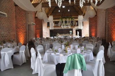 Miniature Location salle Péruwelz (Hainaut) - La Ferme de Bouchegnies #9 Salle de réception en briques avec tables rondes dressées, nappes blanches et décoration de mariage.