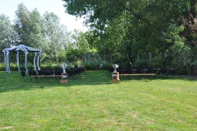 Miniature Location salle Péruwelz (Hainaut) - La Ferme de Bouchegnies #24 Salle de réception en briques avec tables rondes dressées, nappes blanches et décoration de mariage.