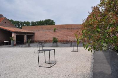 Miniature Location salle Péruwelz (Hainaut) - La Ferme de Bouchegnies #21 Salle de réception en briques avec tables rondes dressées, nappes blanches et décoration de mariage.