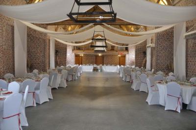Miniature Location salle Péruwelz (Hainaut) - La Ferme de Bouchegnies #6 Salle de réception en briques avec tables rondes dressées, nappes blanches et décoration de mariage.