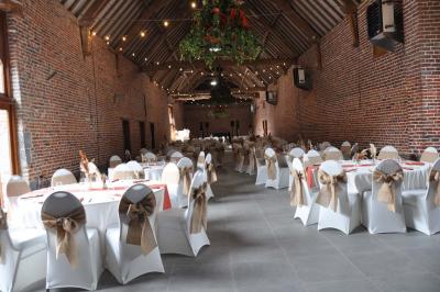 Miniature Location salle Péruwelz (Hainaut) - La Ferme de Bouchegnies #29 Salle de réception en briques avec tables rondes dressées, nappes blanches et décoration de mariage.