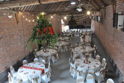 Miniature Location salle Péruwelz (Hainaut) - La Ferme de Bouchegnies #10 Salle de réception en briques avec tables rondes dressées, nappes blanches et décoration de mariage.