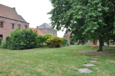 Miniature Location salle Péruwelz (Hainaut) - La Ferme de Bouchegnies #31 Salle de réception en briques avec tables rondes dressées, nappes blanches et décoration de mariage.