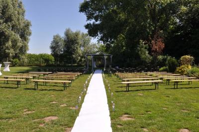 Miniature Location salle Péruwelz (Hainaut) - La Ferme de Bouchegnies #22 Salle de réception en briques avec tables rondes dressées, nappes blanches et décoration de mariage.