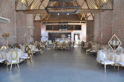 Miniature Location salle Péruwelz (Hainaut) - La Ferme de Bouchegnies #17 Salle de réception en briques avec tables rondes dressées, nappes blanches et décoration de mariage.