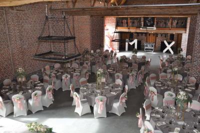 Miniature Location salle Péruwelz (Hainaut) - La Ferme de Bouchegnies #11 Salle de réception en briques avec tables rondes dressées, nappes blanches et décoration de mariage.