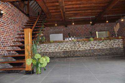 Miniature Location salle Péruwelz (Hainaut) - La Ferme de Bouchegnies #37 Salle de réception en briques avec tables rondes dressées, nappes blanches et décoration de mariage.