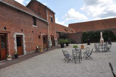 Miniature Location salle Péruwelz (Hainaut) - La Ferme de Bouchegnies #38 Salle de réception en briques avec tables rondes dressées, nappes blanches et décoration de mariage.