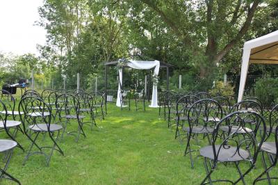 Miniature Location salle Péruwelz (Hainaut) - La Ferme de Bouchegnies #41 Salle de réception en briques avec tables rondes dressées, nappes blanches et décoration de mariage.