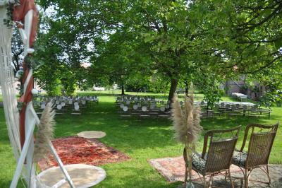 Miniature Location salle Péruwelz (Hainaut) - La Ferme de Bouchegnies #42 Salle de réception en briques avec tables rondes dressées, nappes blanches et décoration de mariage.