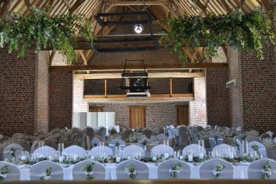 Miniature Location salle Péruwelz (Hainaut) - La Ferme de Bouchegnies #30 Salle de réception en briques avec tables rondes dressées, nappes blanches et décoration de mariage.