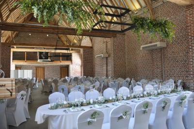 Miniature Location salle Péruwelz (Hainaut) - La Ferme de Bouchegnies #43 Salle de réception en briques avec tables rondes dressées, nappes blanches et décoration de mariage.
