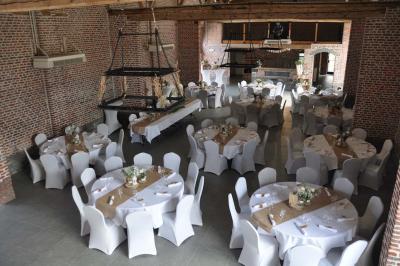 Miniature Location salle Péruwelz (Hainaut) - La Ferme de Bouchegnies #46 Salle de réception en briques avec tables rondes dressées, nappes blanches et décoration de mariage.
