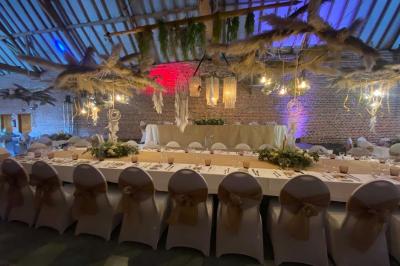 Miniature Location salle Péruwelz (Hainaut) - La Ferme de Bouchegnies #48 Salle de réception en briques avec tables rondes dressées, nappes blanches et décoration de mariage.