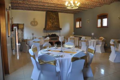 Miniature Location salle Péruwelz (Hainaut) - La Ferme de Bouchegnies #52 Salle de réception en briques avec tables rondes dressées, nappes blanches et décoration de mariage.