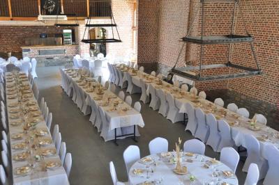 Miniature Location salle Péruwelz (Hainaut) - La Ferme de Bouchegnies #5 Salle de réception en briques avec tables rondes dressées, nappes blanches et décoration de mariage.