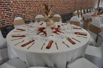 Miniature Location salle Péruwelz (Hainaut) - La Ferme de Bouchegnies #55 Salle de réception en briques avec tables rondes dressées, nappes blanches et décoration de mariage.