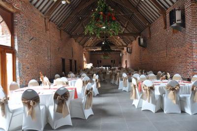 Miniature Location salle Péruwelz (Hainaut) - La Ferme de Bouchegnies #56 Salle de réception en briques avec tables rondes dressées, nappes blanches et décoration de mariage.