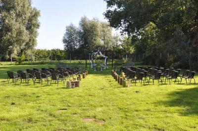 Miniature Location salle Péruwelz (Hainaut) - La Ferme de Bouchegnies #59 Salle de réception en briques avec tables rondes dressées, nappes blanches et décoration de mariage.