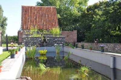 Miniature Location salle Péruwelz (Hainaut) - La Ferme de Bouchegnies #60 Salle de réception en briques avec tables rondes dressées, nappes blanches et décoration de mariage.