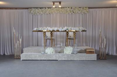 Miniature Location salle Péruwelz (Hainaut) - La Ferme de Bouchegnies #61 Salle de réception en briques avec tables rondes dressées, nappes blanches et décoration de mariage.