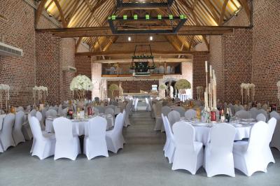 Miniature Location salle Péruwelz (Hainaut) - La Ferme de Bouchegnies #62 Salle de réception en briques avec tables rondes dressées, nappes blanches et décoration de mariage.