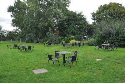 Miniature Location salle Péruwelz (Hainaut) - La Ferme de Bouchegnies #64 Salle de réception en briques avec tables rondes dressées, nappes blanches et décoration de mariage.