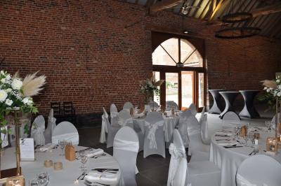Miniature Location salle Péruwelz (Hainaut) - La Ferme de Bouchegnies #66 Salle de réception en briques avec tables rondes dressées, nappes blanches et décoration de mariage.