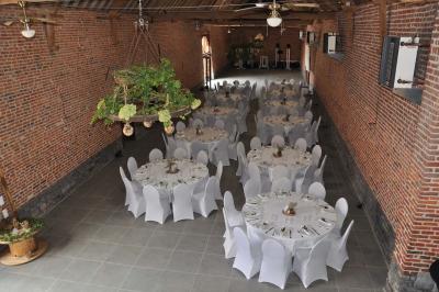 Miniature Location salle Péruwelz (Hainaut) - La Ferme de Bouchegnies #69 Salle de réception en briques avec tables rondes dressées, nappes blanches et décoration de mariage.