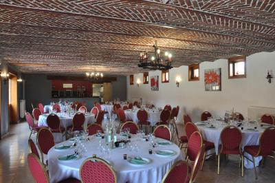 Miniature Location salle Péruwelz (Hainaut) - La Ferme de Bouchegnies #70 Salle de réception en briques avec tables rondes dressées, nappes blanches et décoration de mariage.