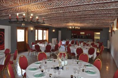 Miniature Location salle Péruwelz (Hainaut) - La Ferme de Bouchegnies #71 Salle de réception en briques avec tables rondes dressées, nappes blanches et décoration de mariage.