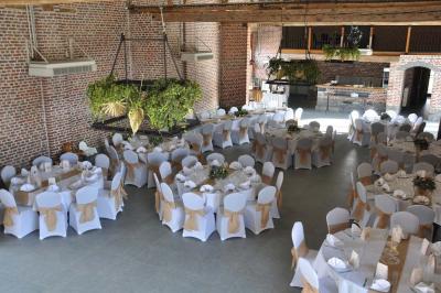 Miniature Location salle Péruwelz (Hainaut) - La Ferme de Bouchegnies #72 Salle de réception en briques avec tables rondes dressées, nappes blanches et décoration de mariage.