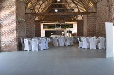 Miniature Location salle Péruwelz (Hainaut) - La Ferme de Bouchegnies #73 Salle de réception en briques avec tables rondes dressées, nappes blanches et décoration de mariage.
