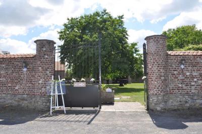 Miniature Location salle Péruwelz (Hainaut) - La Ferme de Bouchegnies #75 Salle de réception en briques avec tables rondes dressées, nappes blanches et décoration de mariage.