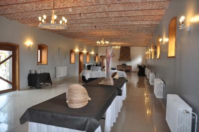 Miniature Location salle Péruwelz (Hainaut) - La Ferme de Bouchegnies #78 Salle de réception en briques avec tables rondes dressées, nappes blanches et décoration de mariage.