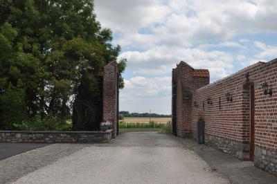 Miniature Location salle Péruwelz (Hainaut) - La Ferme de Bouchegnies #79 Salle de réception en briques avec tables rondes dressées, nappes blanches et décoration de mariage.