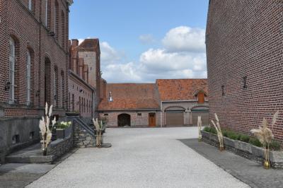 Miniature Location salle Péruwelz (Hainaut) - La Ferme de Bouchegnies #83 Salle de réception en briques avec tables rondes dressées, nappes blanches et décoration de mariage.