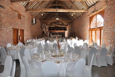 Miniature Location salle Péruwelz (Hainaut) - La Ferme de Bouchegnies #82 Salle de réception en briques avec tables rondes dressées, nappes blanches et décoration de mariage.