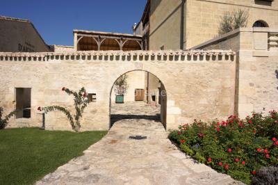 Miniature Location salle Saint-Philippe-d'Aiguille (Gironde) - Château d'Aiguilhe #14 Vue aérienne d'un domaine entouré de vignes, de bâtiments en pierre et d'un cours d'eau bordé de verdure.
