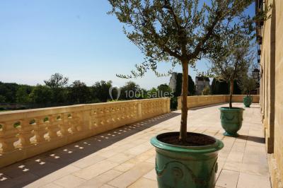 Miniature Location salle Saint-Philippe-d'Aiguille (Gironde) - Château d'Aiguilhe #12 Vue aérienne d'un domaine entouré de vignes, de bâtiments en pierre et d'un cours d'eau bordé de verdure.